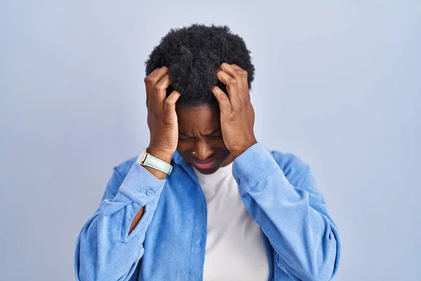 Mulher Afro Americana Sobre Fundo Azul Sofrendo Dor Cabeça Desesperada — Fotografia de Stock