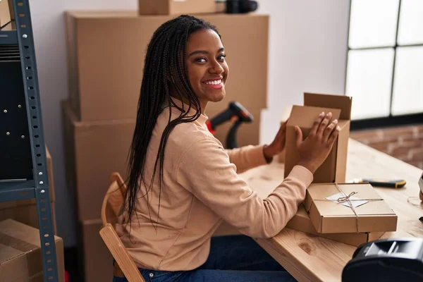 Африканская Американка Деловая Работница Электронной Коммерции Упаковывает Картонную Коробку Офисе — стоковое фото
