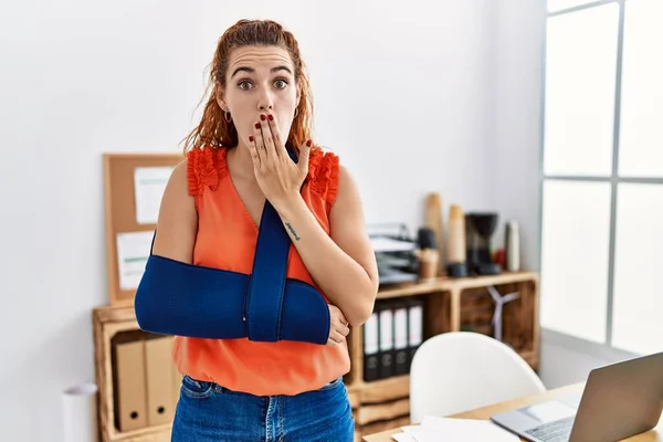 Young Redhead Woman Wearing Arm Sling Office Covering Mouth Hand — Stock Photo, Image