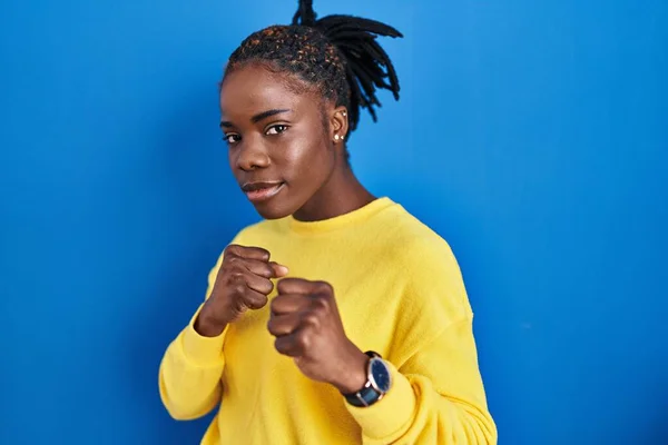 Beautiful Black Woman Standing Blue Background Ready Fight Fist Defense — Stockfoto