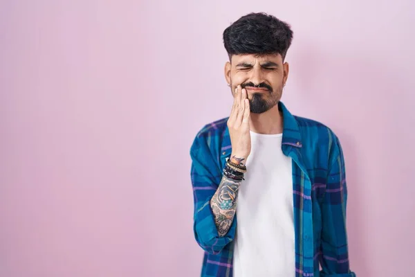 Joven Hombre Hispano Con Barba Pie Sobre Fondo Rosa Tocando — Foto de Stock