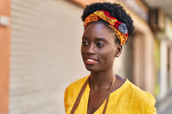 Молодая Африканская Американка Улыбается Уверенно Стоя Улице — стоковое фото