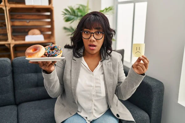 Hispanic Therapist Woman Working Eating Disorder Shock Face Looking Skeptical — Stockfoto