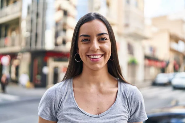 Jovem Bela Mulher Hispânica Sorrindo Confiante Rua — Fotografia de Stock