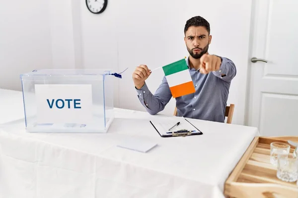 Mladý Pohledný Muž Plnovousem Politických Volbách Držící Vlajku Irska Ukazující — Stock fotografie