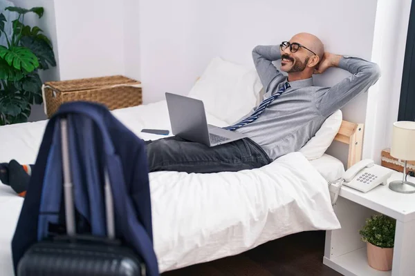 Jovem Hispânico Homem Trabalhador Negócios Usando Laptop Relaxado Com Mãos — Fotografia de Stock