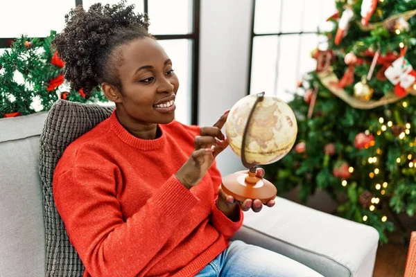 Africano Americano Mulher Procura Destino Sentado Sofá Pela Árvore Natal — Fotografia de Stock