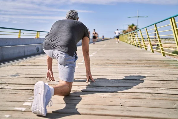 Hombre Hispano Mediana Edad Usando Ropa Deportiva Listo Para Correr — Foto de Stock