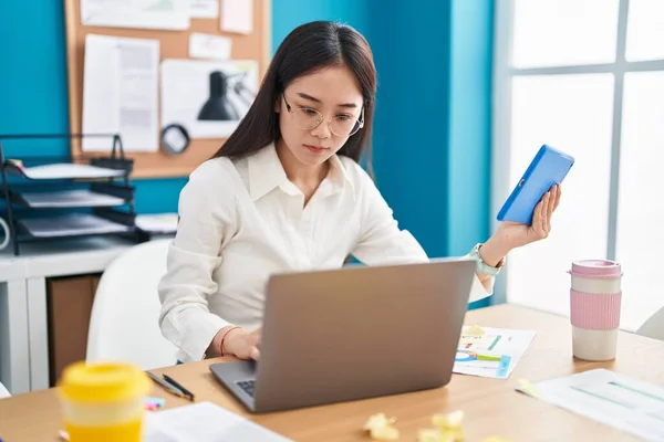 Mujer Joven China Trabajadora Negocios Utilizando Touchpad Portátil Oficina —  Fotos de Stock