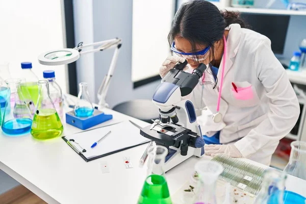 Young Chinese Woman Wearing Scientist Uniform Using Microscope Laboratory — Stockfoto