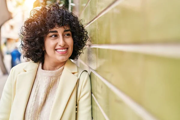 Young Middle East Woman Excutive Smiling Confident Looking Side Street — Φωτογραφία Αρχείου