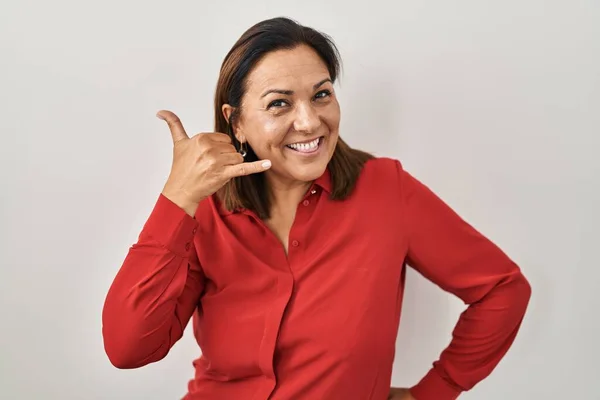 Hispanic Mature Woman Standing White Background Smiling Doing Phone Gesture — Photo