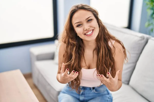 Jovem Bela Mulher Hispânica Sentada Sofá Falando Casa — Fotografia de Stock