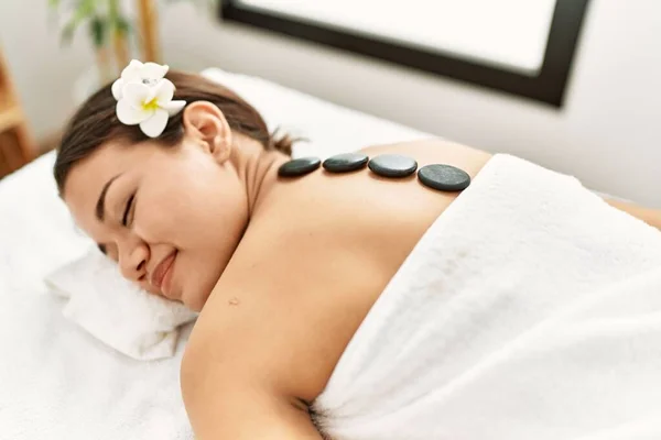 Jovem Mulher Latina Relaxado Tendo Massagem Nas Costas Com Pedras — Fotografia de Stock