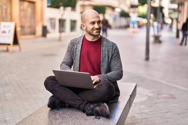 Junger Mann Sitzt Mit Laptop Auf Bank Straße — Stockfoto