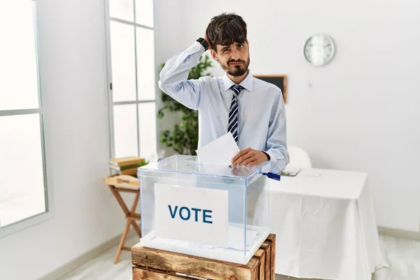 Hombre Hispano Con Barba Votando Poniendo Sobre Las Urnas Confundir —  Fotos de Stock