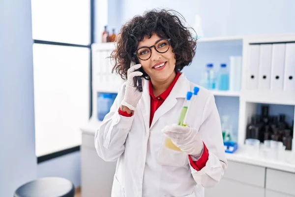 Junge Schöne Hispanische Wissenschaftlerin Spricht Labor Mit Smartphone Reagenzglas — Stockfoto