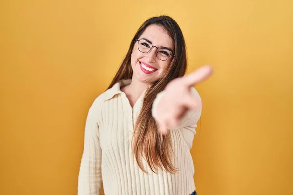 Young Hispanic Woman Standing Yellow Background Smiling Friendly Offering Handshake — Foto de Stock