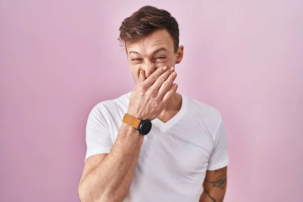 Caucasian Man Standing Pink Background Smelling Something Stinky Disgusting Intolerable — Stockfoto