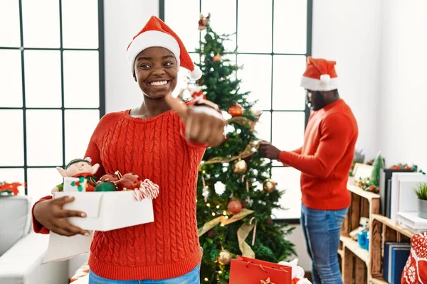 Ein Junges Afrikanisch Amerikanisches Paar Steht Weihnachtsbaum Und Macht Eine — Stockfoto