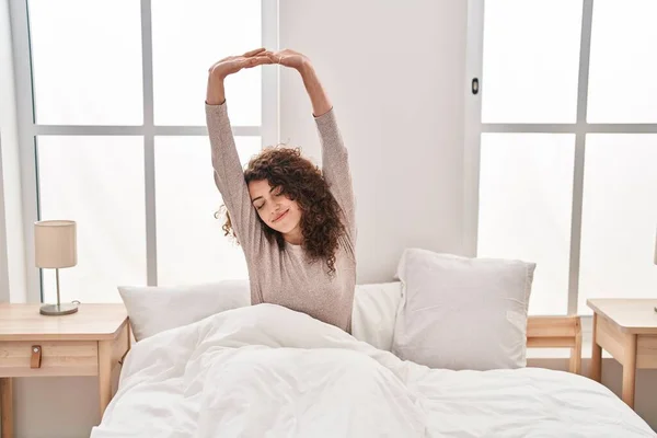 年轻的惊慌失措的女人醒来后伸出手躺在卧室里 — 图库照片
