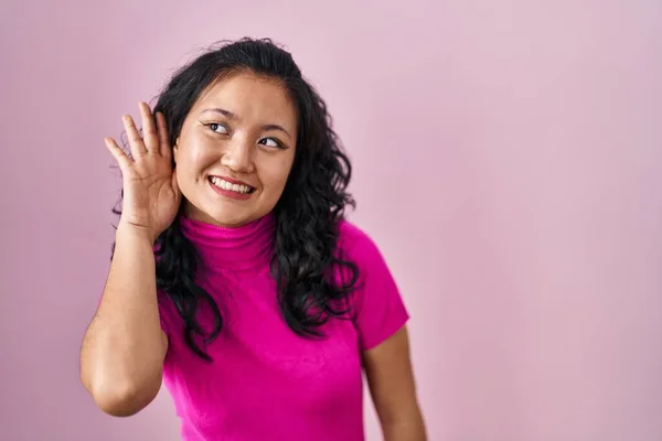Jonge Aziatische Vrouw Staat Roze Achtergrond Glimlachend Met Hand Oor — Stockfoto