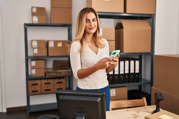 Young Blonde Woman Ecommerce Business Worker Using Smartphone Office — Stockfoto