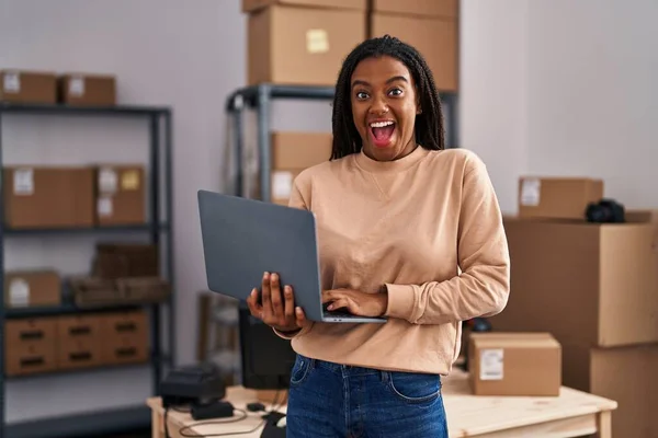 Молодой Африканский Американец Косичками Работающий Электронной Коммерции Малого Бизнеса Ноутбуком — стоковое фото