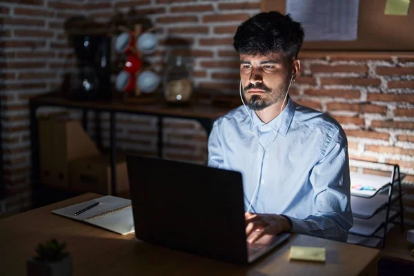 Junger Hispanischer Mann Mit Bart Der Nachts Büro Arbeitet Entspannt — Stockfoto
