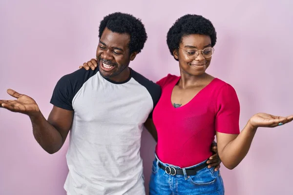 Jeune Couple Afro Américain Debout Sur Fond Rose Souriant Montrant — Photo