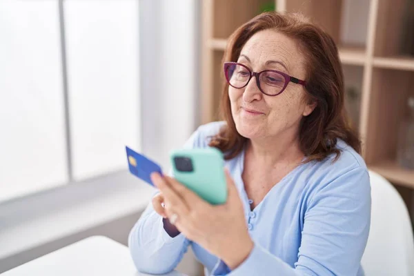 Senior Woman Using Smartphone Credit Card Sitting Table Home — Fotografia de Stock