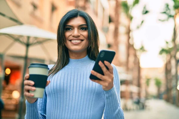 Mujer Hispana Joven Usando Smartphone Bebiendo Una Taza Café Ciudad — Foto de Stock