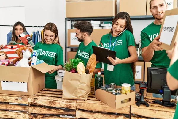 Grupo Jóvenes Voluntarios Sonriendo Felices Trabajando Centro Caridad — Foto de Stock