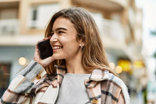 Jovem Loira Falando Smartphone Rua — Fotografia de Stock