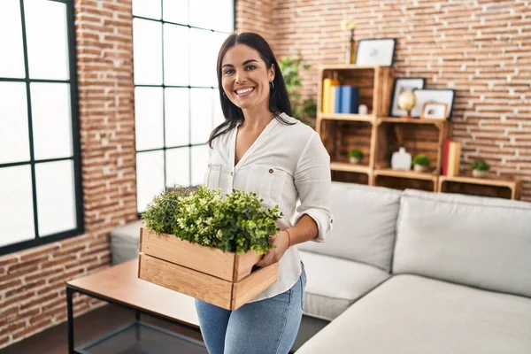 Junge Hispanische Frau Mit Grünen Pflanzen Wohnzimmer Lächelt Mit Einem — Stockfoto