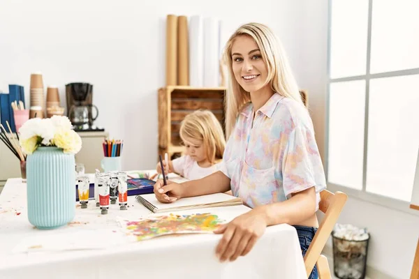 Caucasian Family Mother Daughter Painting Art Studio Looking Positive Happy — 图库照片
