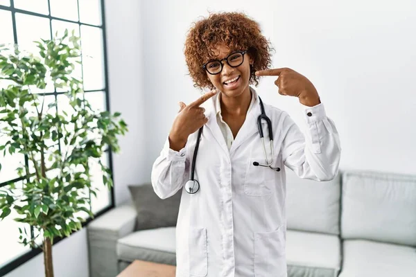 Jeune Femme Afro Américaine Portant Uniforme Médecin Stéthoscope Souriant Joyeuse — Photo