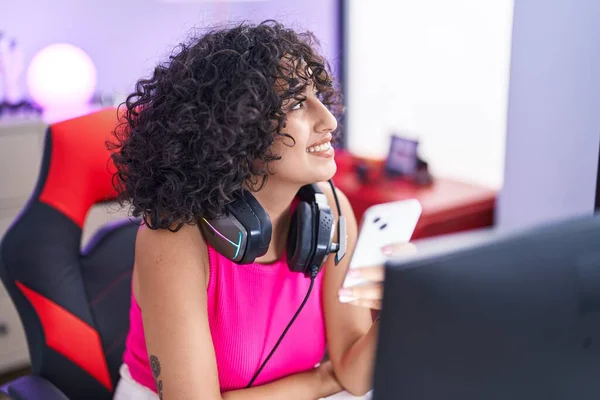 Jovem Streamer Mulher Oriente Médio Usando Computador Smartphone Sala Jogos — Fotografia de Stock