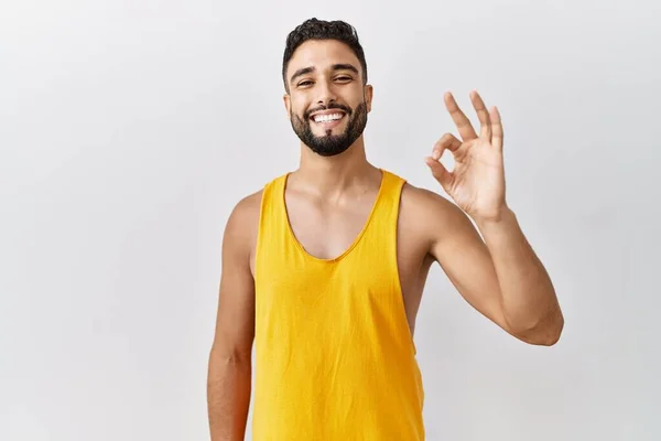 Homem Bonito Jovem Com Barba Sobre Fundo Isolado Sorrindo Positivo — Fotografia de Stock
