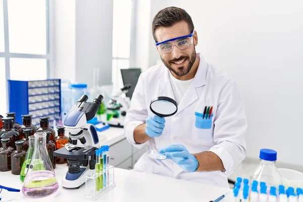 Young Hispanic Man Wearing Scientist Uniform Using Loupe Laboratory — Stock Photo, Image