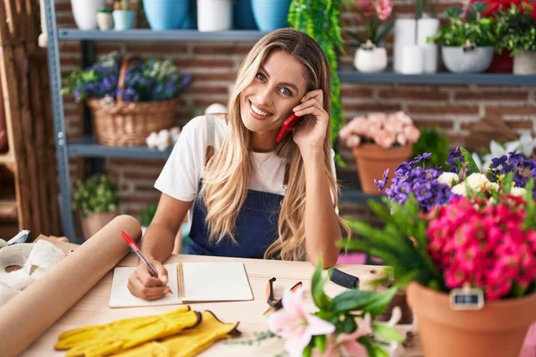 Jovem Florista Loira Falando Smartphone Escrevendo Notebook Florista — Fotografia de Stock