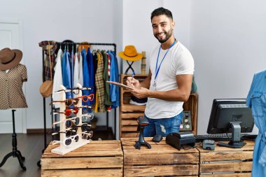 Genç Arap esnaf mağazasında çalışan bir panoya yazı yazıyor.