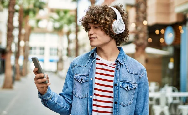 Νεαρός Ισπανός Που Ακούει Μουσική Από Smartphone Της Πόλης — Φωτογραφία Αρχείου