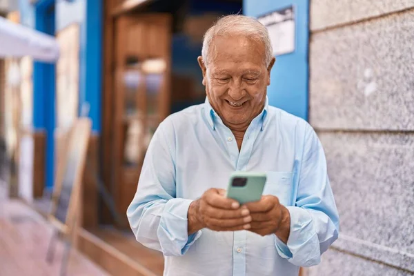 Senior Hombre Pelo Gris Sonriendo Confiado Usando Teléfono Inteligente Calle — Foto de Stock