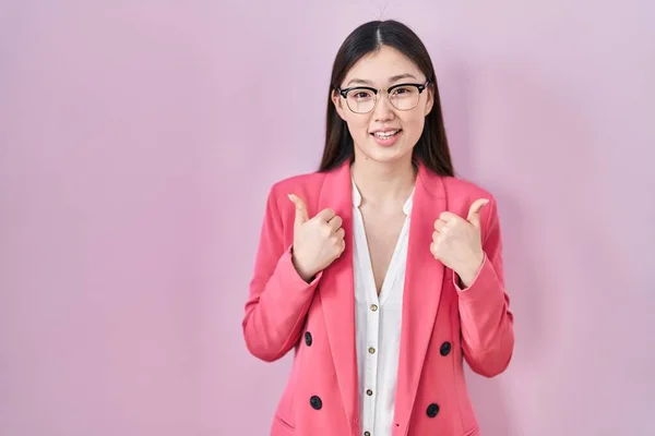 Empresa China Joven Con Gafas Signo Éxito Haciendo Gesto Positivo — Foto de Stock