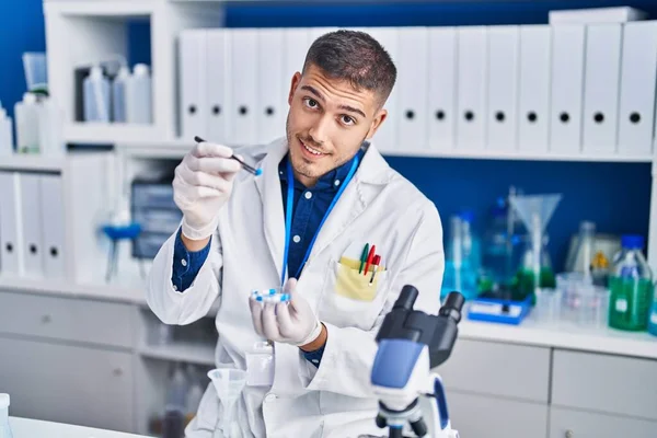 Jeune Homme Hispanique Scientifique Tenant Des Pilules Laboratoire — Photo