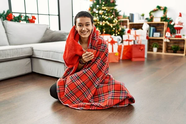 Jovem Hispânica Bebendo Cobertura Café Com Cobertor Sentado Árvore Natal — Fotografia de Stock