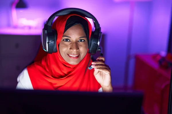 Young Beautiful Woman Streamer Playing Video Game Using Computer Gaming — Stock Photo, Image
