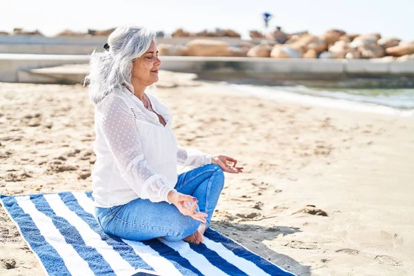 Orta Yaşlı Bir Kadın Deniz Kenarında Havluya Oturmuş Yoga Egzersizi — Stok fotoğraf