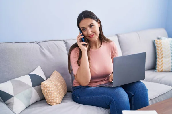 Jovem Bela Mulher Hispânica Falando Smartphone Usando Laptop Casa — Fotografia de Stock